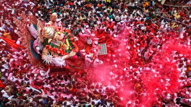 devotees-carry-the-idol