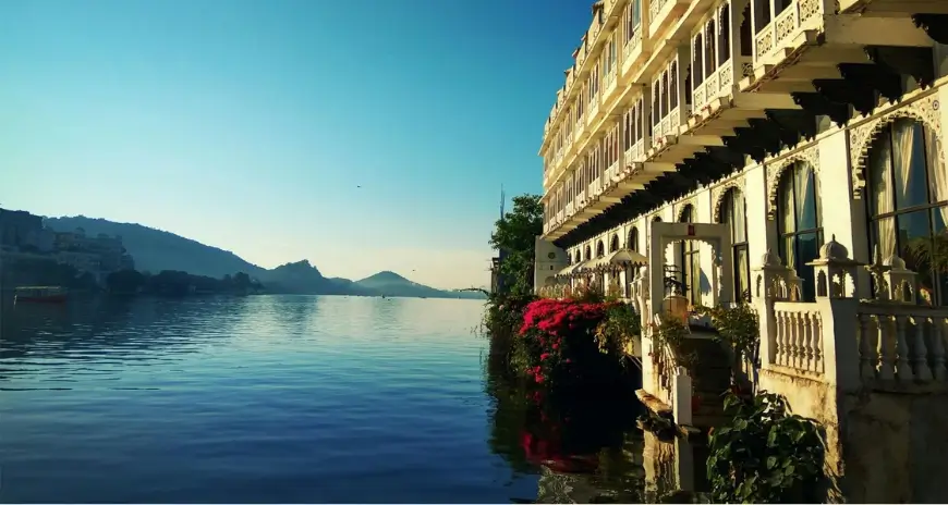 Heritage hotel overlooking Lake Pichola in Udaipur